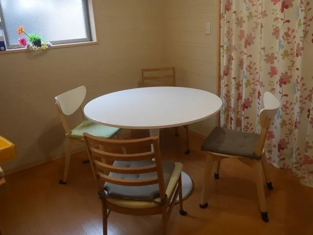 Halu 的圓形餐桌