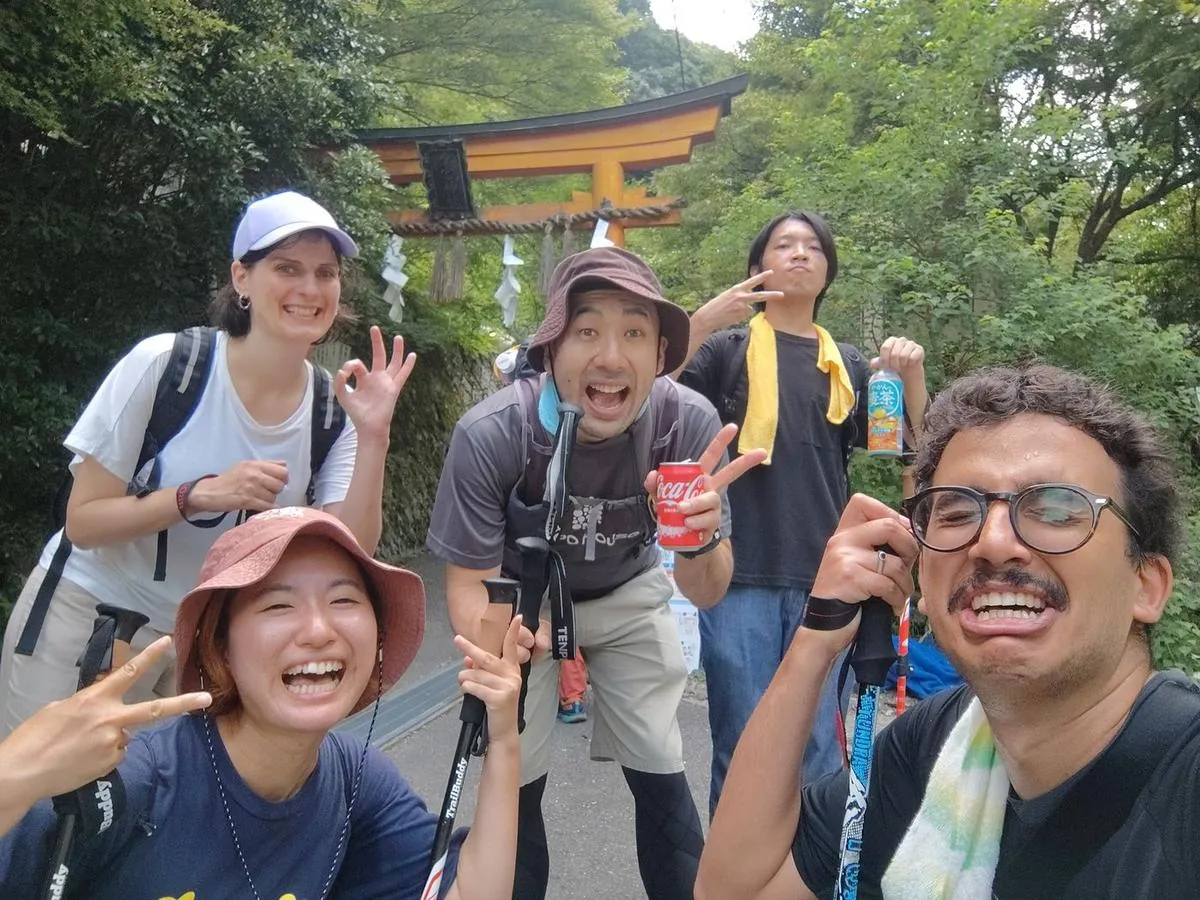 鳥居の前で変顔