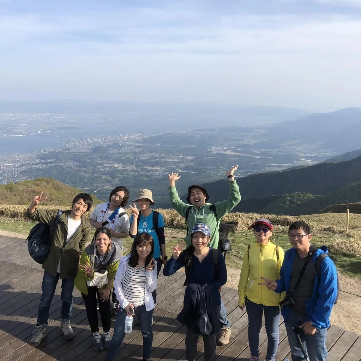 京都近郊の山頂でのExpo Houseのハウスメイト