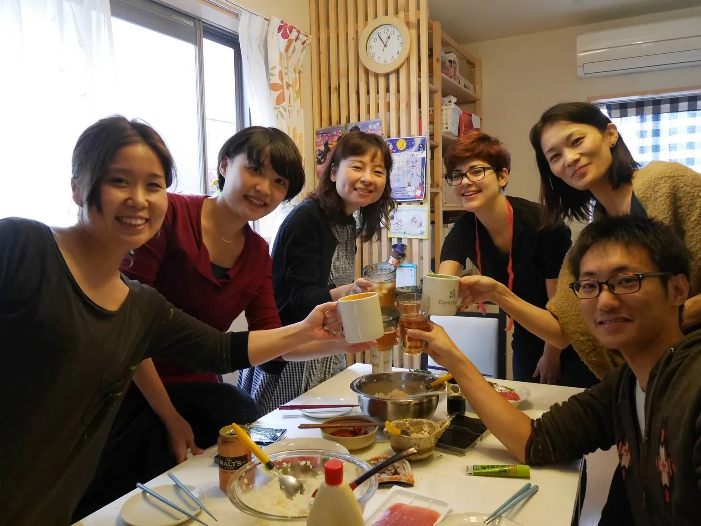 手料理を囲んで乾杯