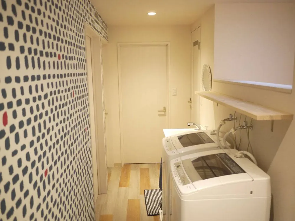Laundry room with two washing machines at Ichi