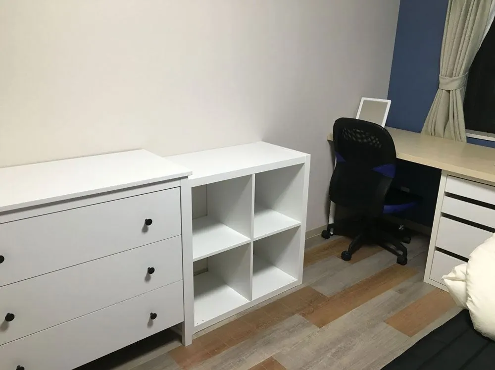 Private room with a chest of drawers, shelves and a desk at Ichi