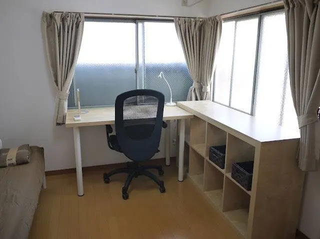 Jurack 3の机と棚のある明るい個室