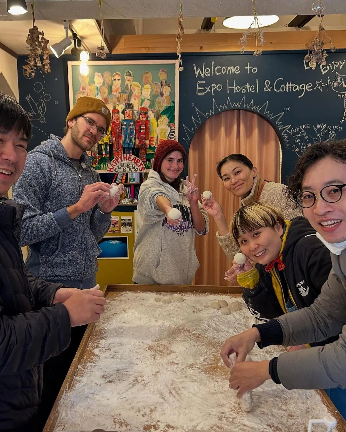 Expo Hostel & Cottageでゲストとお餅を丸める