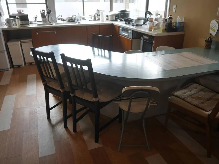 Rozan house curved counter table and kitchen