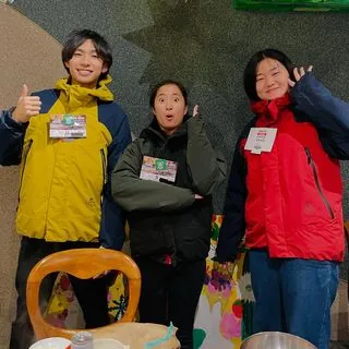 Expo House 스태프 3명의 단체 사진