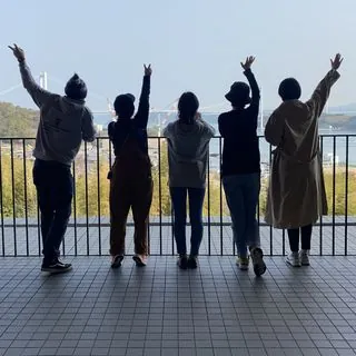 직원 여행 중 바닷가에서 손을 흔드는 Expo House 스태프